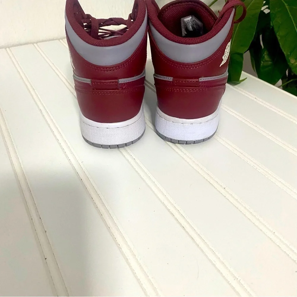 Jordan Air 1 Mid Cherrywood Team Red Maroon DQ8423-615 Size 5Y Women’s 6.5 EUC